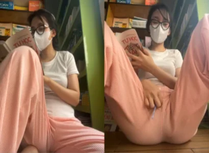 Bé vừa đọc sách vừa đút sextoy vào lồn