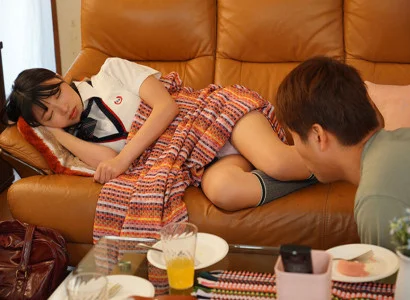 Gã này đang chịch em gái mới lớn của người yêu
