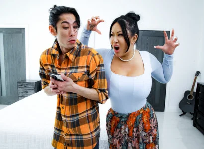 Đứa con trai làm cho mẹ kế xăm trổ hàng múp đạt khoái cảm